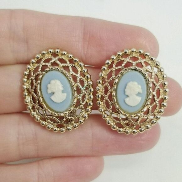 Vintage Sarah Coventry Blue White Oval Cameo Clip On Earrings, Gold Tone Setting - Picture 1 of 7